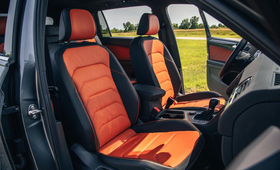 Интерьер Volkswagen Tiguan R-Line 2017 года  (NA) (фото 38 из 43)